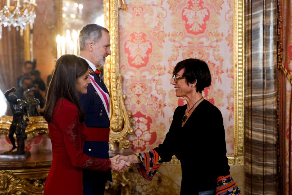 El Rey Felipe VI y la Reina Letizia, saludan a la Directora General de la Guardia Civil María Gámez, durante la recepción a autoridades con motivo de la celebración de la Pascua Militar este viernes en el Palacio Real de Madrid.