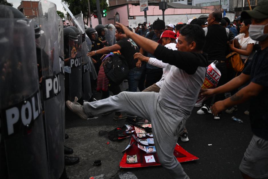 Protestors clash with the police during a demonstration against the government of Peruvian President Dina Boluarte in Lima on January 4, 2023. - Political upheaval has roiled Peru in the last weeks. Then-president Pedro Castillo on December 7 sought to dissolve Congress and rule by decree, only to be ousted and thrown in jail. Castillo was replaced by his vice president, Dina Boluarte. But Boluarte has faced a wave of often violent demonstrations calling for Castillo to be returned to power. (Photo by ERNESTO BENAVIDES / AFP)