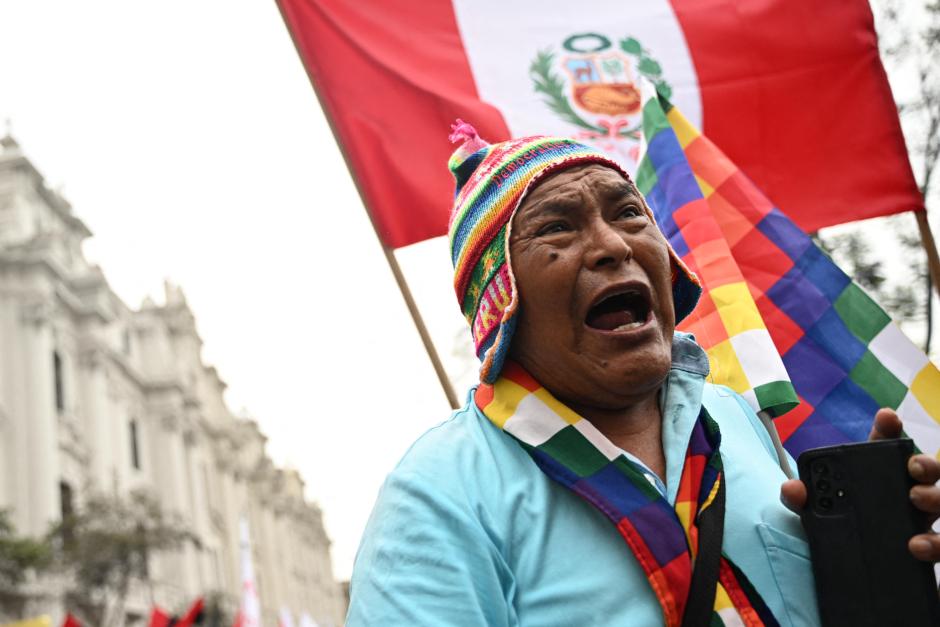 A protestor takes part in a demonstration against the government of Peruvian President Dina Boluarte in Lima on January 4, 2023. - Political upheaval has roiled Peru in the last weeks. Then-president Pedro Castillo on December 7 sought to dissolve Congress and rule by decree, only to be ousted and thrown in jail. Castillo was replaced by his vice president, Dina Boluarte. But Boluarte has faced a wave of often violent demonstrations calling for Castillo to be returned to power. (Photo by ERNESTO BENAVIDES / AFP)