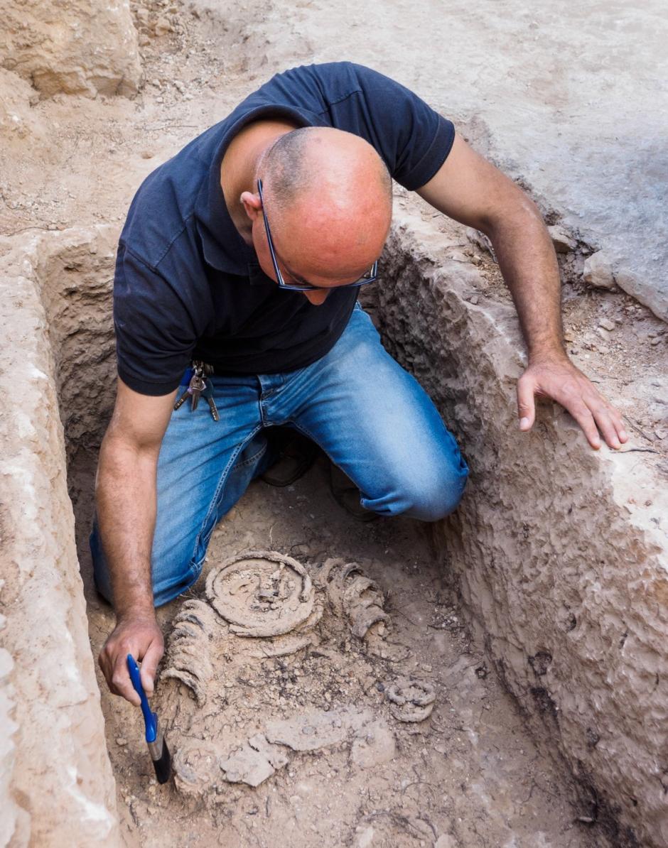 Uno de los arqueólogos limpia los restos del monje asceta recientemente descubierto