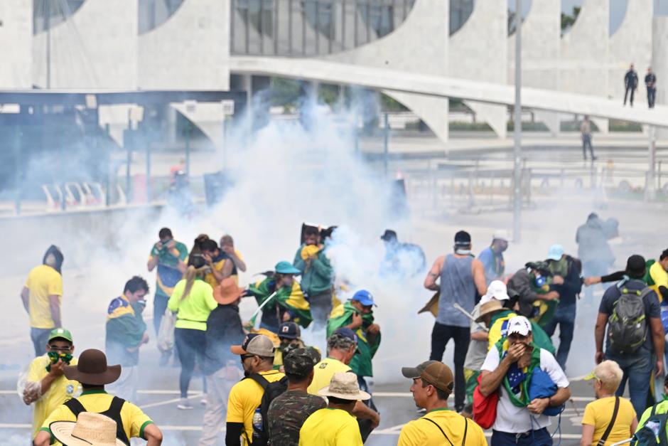 Partidarios del expresidente brasileño Jair Bolsonaro chocan con la policía durante una manifestación frente al Palacio del Planalto en Brasilia
