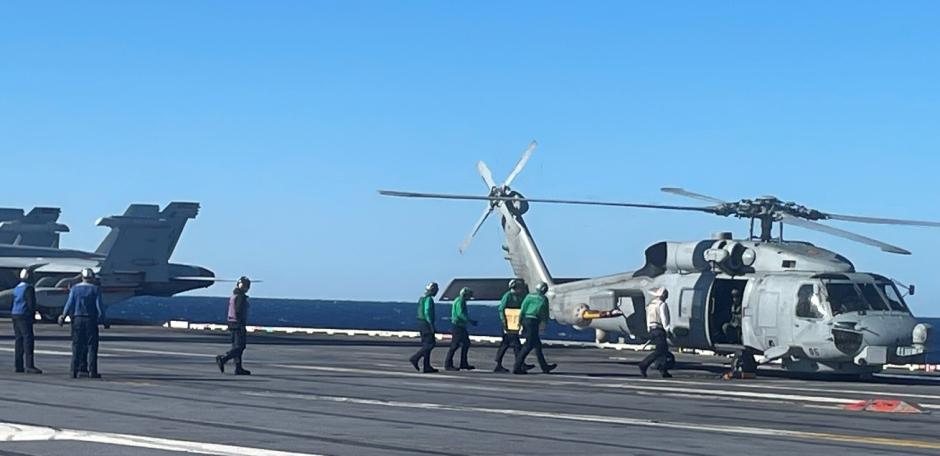 Embarque de material en el helicóptero español