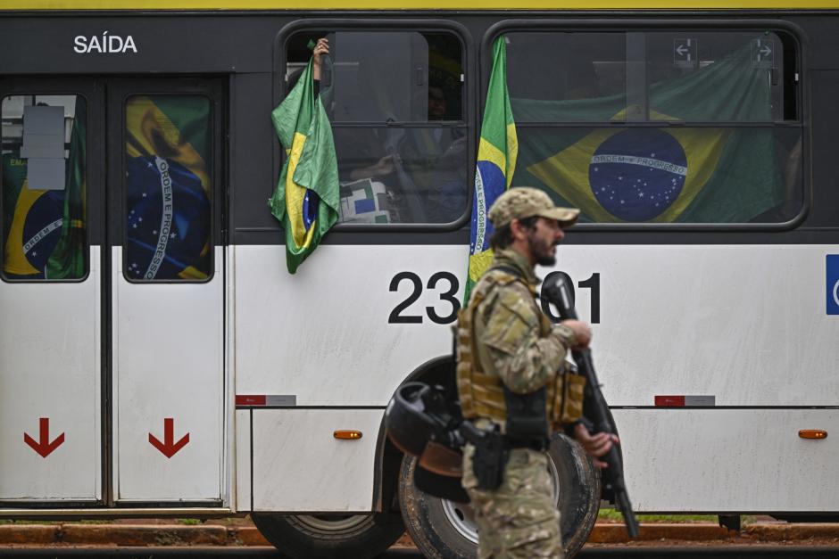 Los partidarios de Jair Bolsonaro llegaron en buses a Brasilia y participaron en la toma de las instituciones