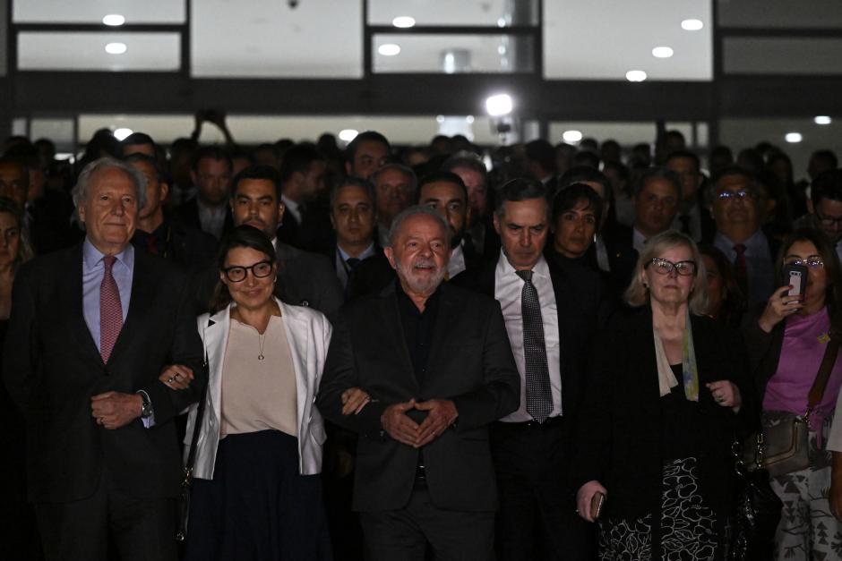 Lula da Silva, junto a otras autoridades de Brasil, en su paseo desde el Palacio de Planalto hasta la Corte Suprema