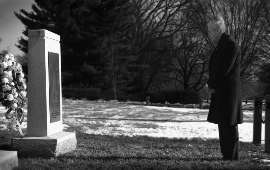 El entonces Administrador de la NASA, Sean O'Keefe, rezó en 2005 ante el monumento instalado en memoria de los astronautas en el cementerio de Arlington (EE.UU.)