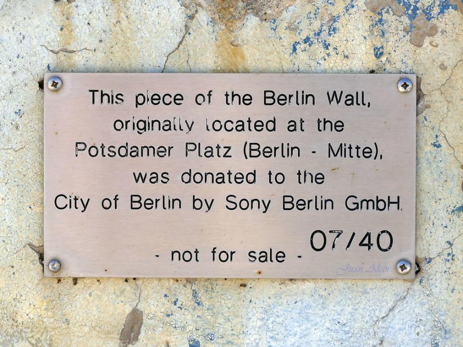 Placa junto a los restos del Muro de Berlín en el Parque de Europa
