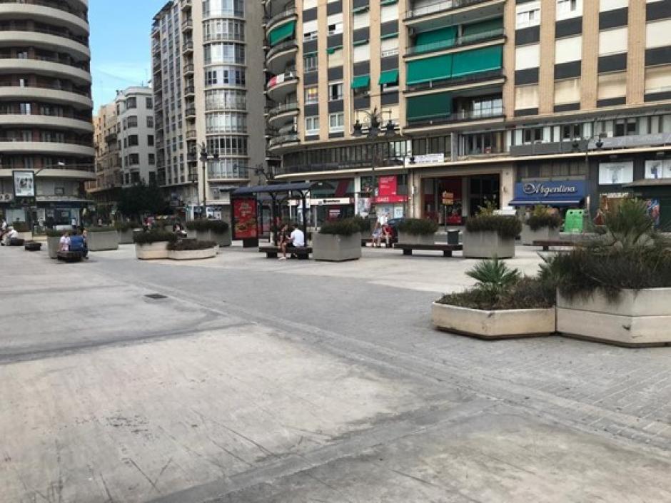 Plaza de San Agustín en Valencia, donde tendrían que llegar los autobuses pero es peatonal y los bloques impiden cualquier acceso.