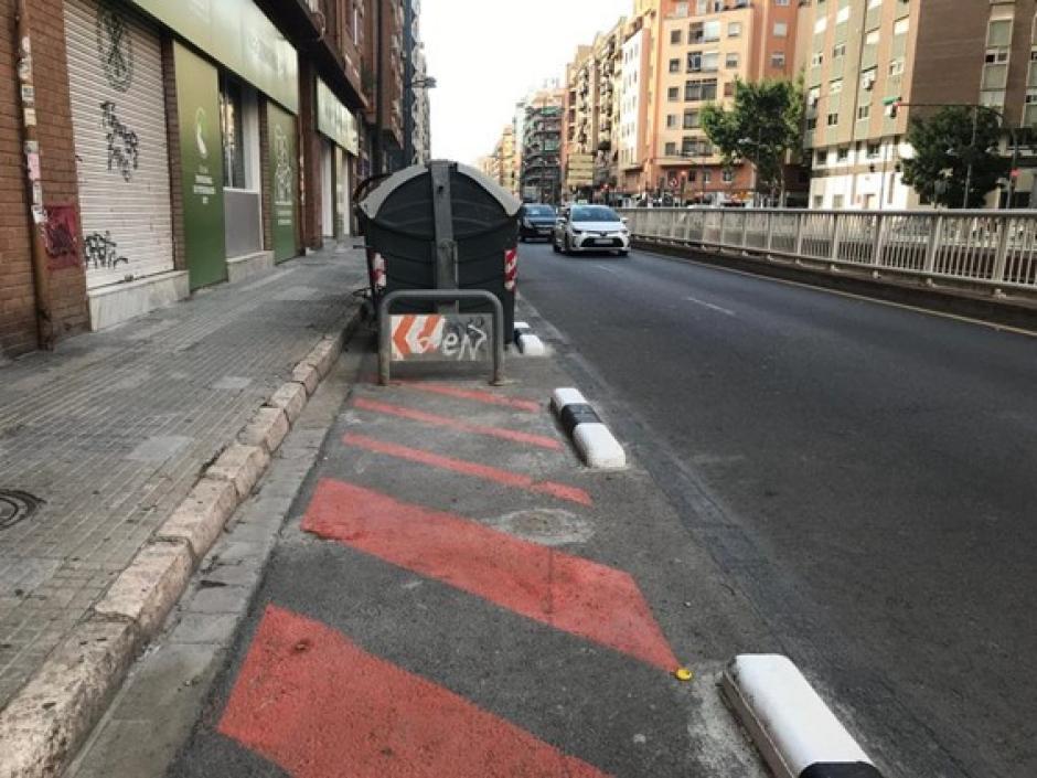En la avenida Pérez Galdós, Ribó ha pintado unas misteriosas rayas rojas que no entienden los vecinos.