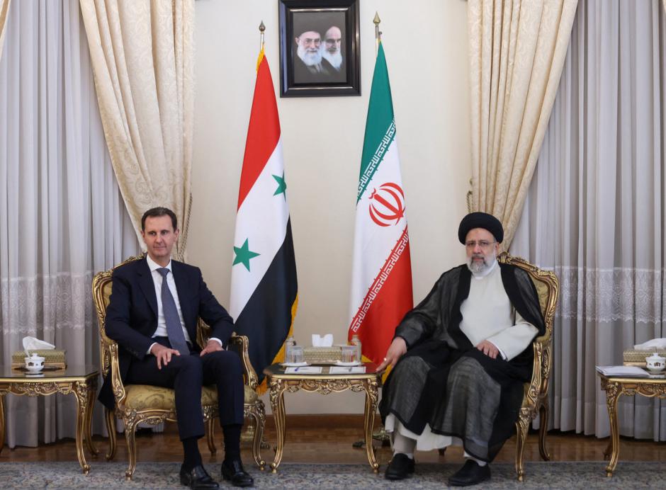 El presidente iraní, Ebrahim Raisi (D) recibió al presidente sirio, Bashar al-Assad, en Teherán, el 8 de mayo de 2022