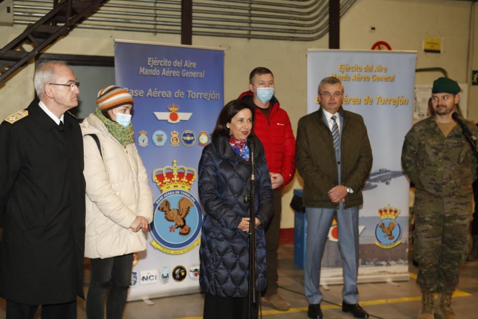 La ministra de Defensa, Margarita Robles, dirige unas palabras al contingente ucraniano recién llegado a España