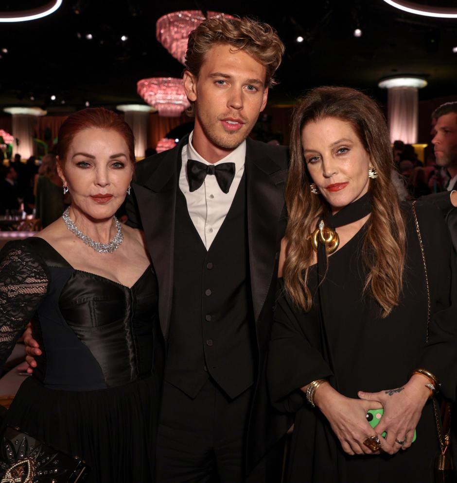 Priscilla Presley, Austin Butler y Lisa Marie Presley, durante la gala de los Globos de Oro 2023