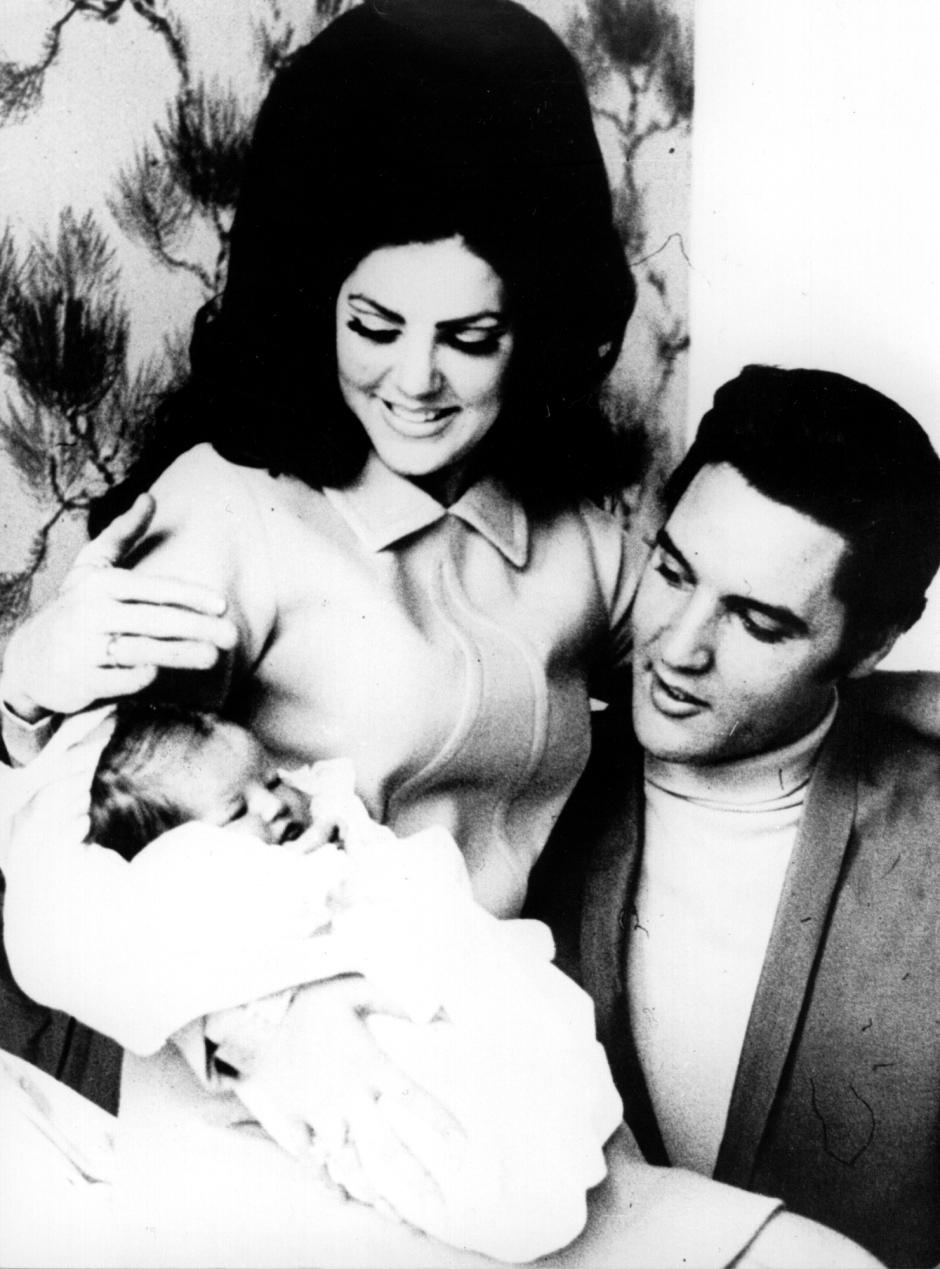 El cantante y actor Elvis Presley, junto a su esposa Priscilla y su hija Lisa Marie