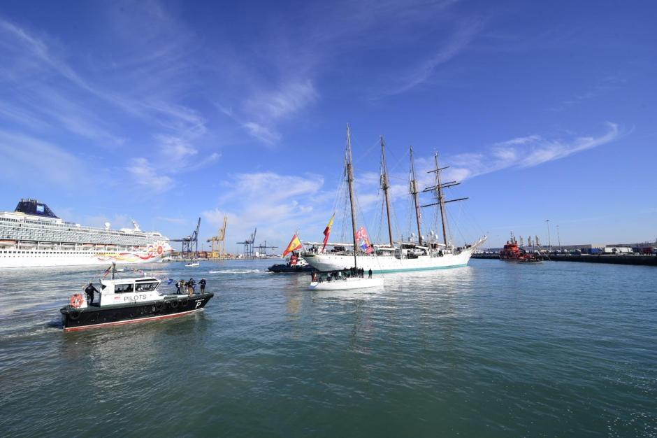 El buque escuela ha partido del puerto de Cádiz