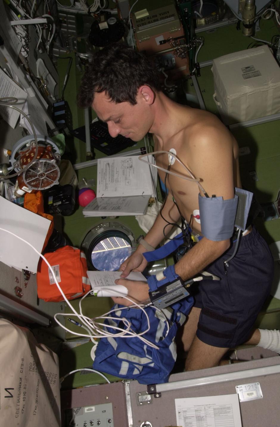 Pedro Duque durante una exploración cardiológica en la Misión Cervantes