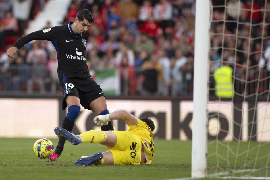 Fernando detiene el balón ante Morata