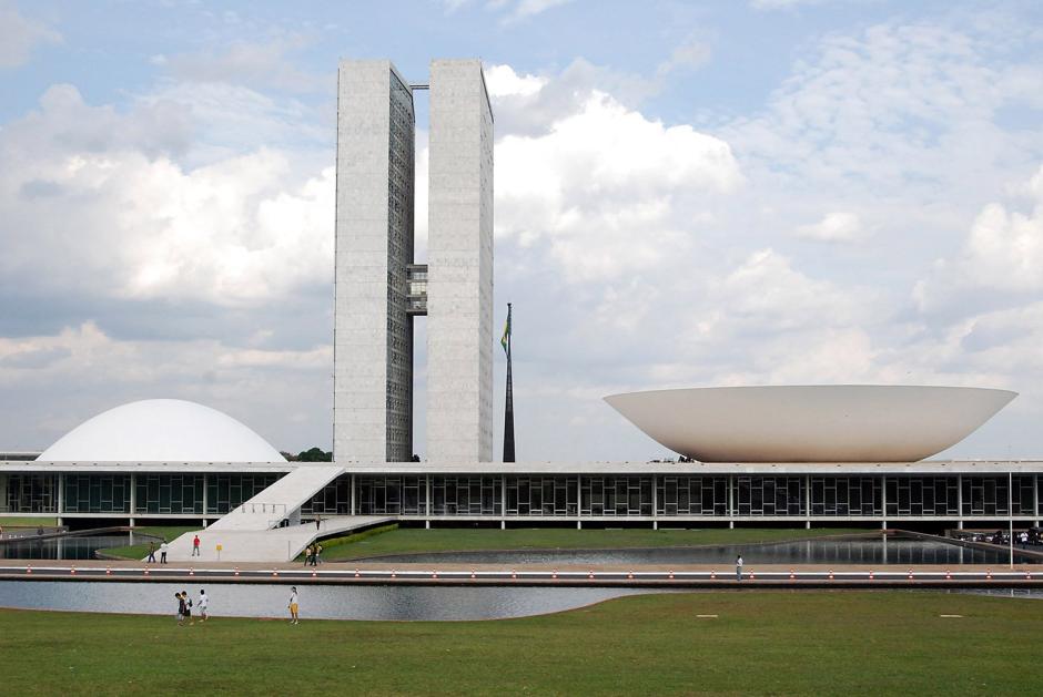 Sede del Congreso Nacional, con las semiesferas destinadas al senado y la cámara de diputados flanqueando dos torres de oficinas.