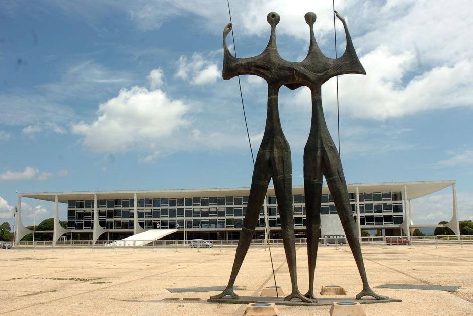 El Palácio do Planalto o palacio de la meseta es el lugar de trabajo oficial del presidente de la república. En primer término, la escultura Os Guerreiros, de Bruno Giorgi.