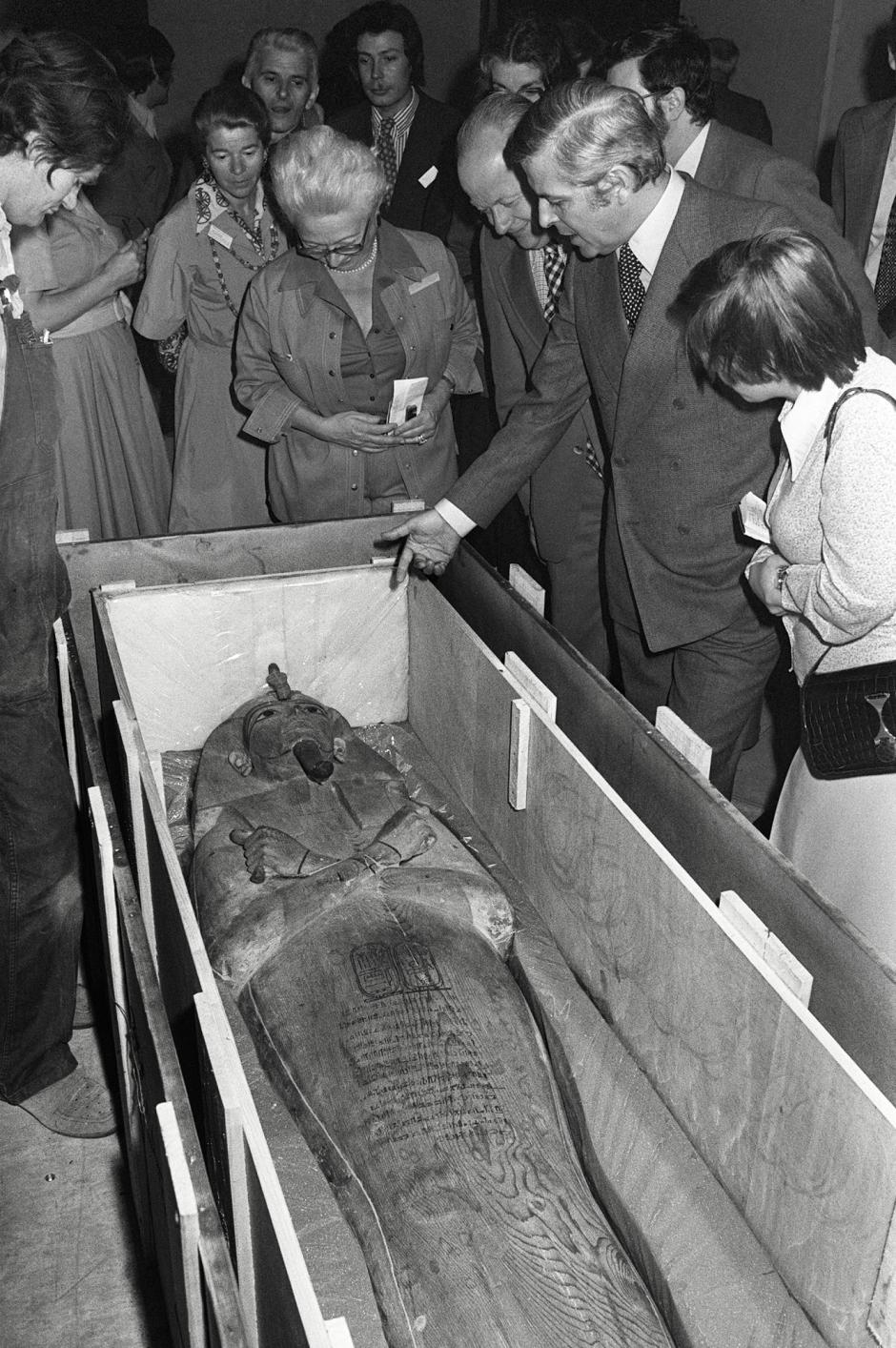 (FILES) In this file photo taken on May 11, 1976, Egyptian Ambassador Naguib Kadry and Egyptologist Christiane Desroches-Noblecourt attend the opening of the sarcophagus of Pharaoh Ramses II during an exhibition dedicated to him at the Grand Palais in Paris. - The painted wooden sarcophagus of Ramses II, an exceptional loan from Egypt to France, will be presented in Paris for the first time in 45 years from April 2023, as part of an exhibition-event devoted to this great Egyptian sovereign and the gold of the pharaohs, the organizers announced on January 12, 2023. (Photo by STAFF / AFP)