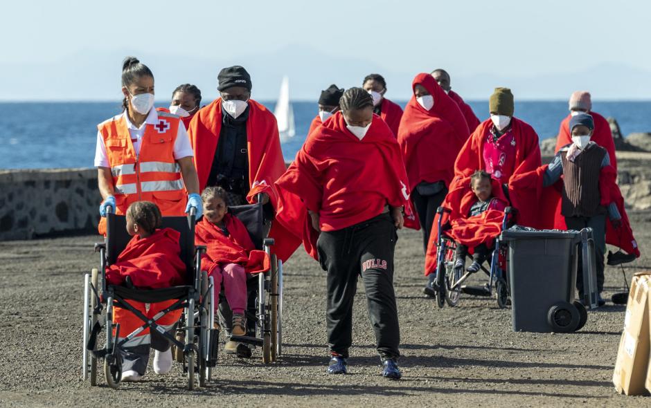 Varios inmigrantes llegados a España por la ruta canaria, la más peligrosa