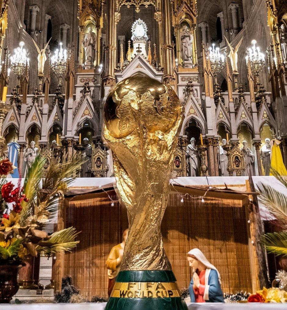 La copa del Mundo ante la Virgen de Luján