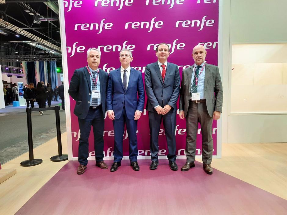 Asistentes a la firma del acuerdo de colaboración entre Renfe y el Palacio de Congresos de Córdoba