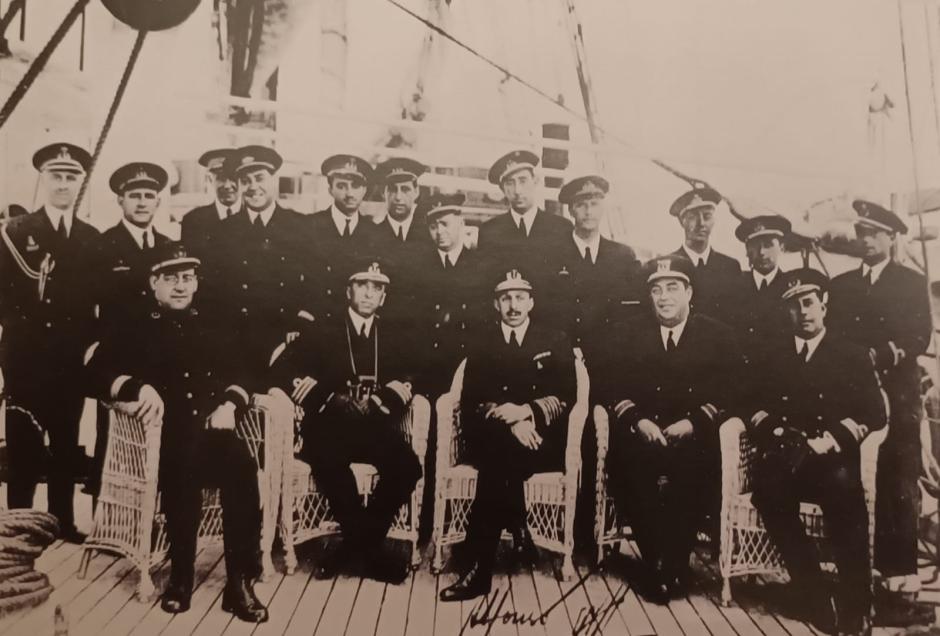 Alfonso XIII junto al comandante y los oficiales de Elcano