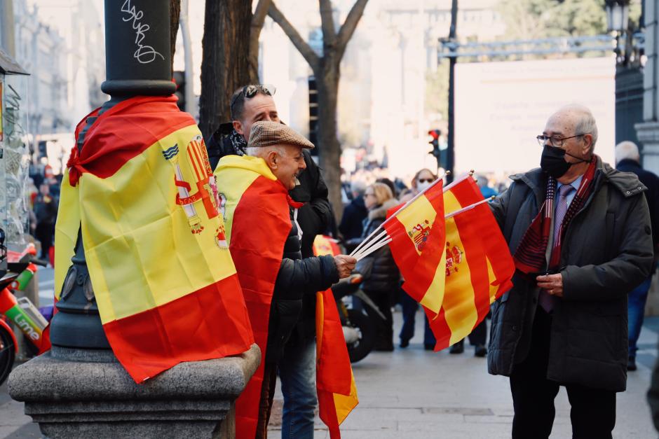 Manifestantes reparten banderas de España en Cibeles