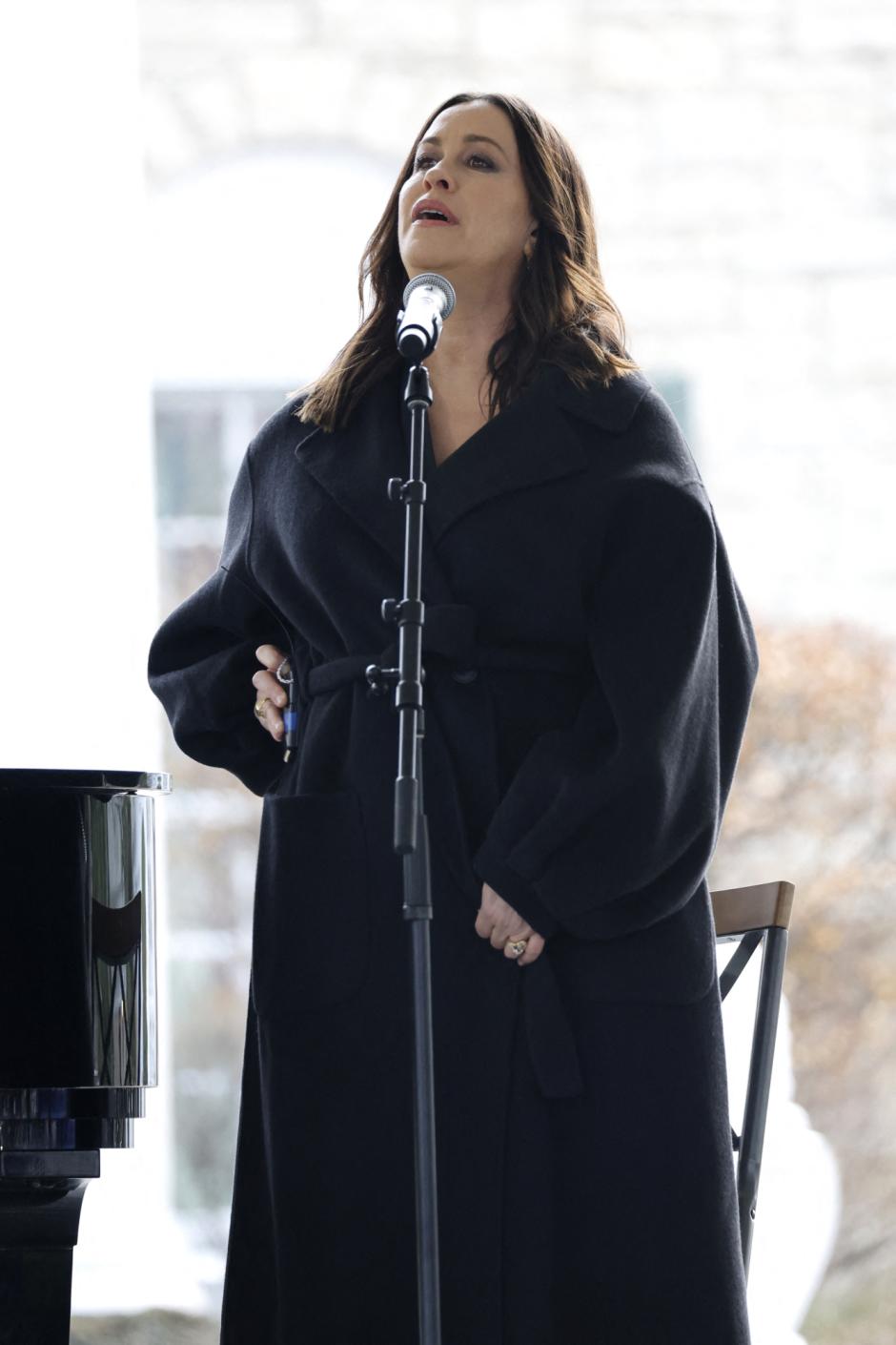 Alanis Morrisette durante su actuación en el funeral en Graceland