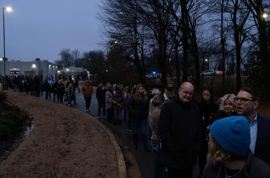 Cientos de fans hacen cola a las puertas de Graceland para asistir al funeral