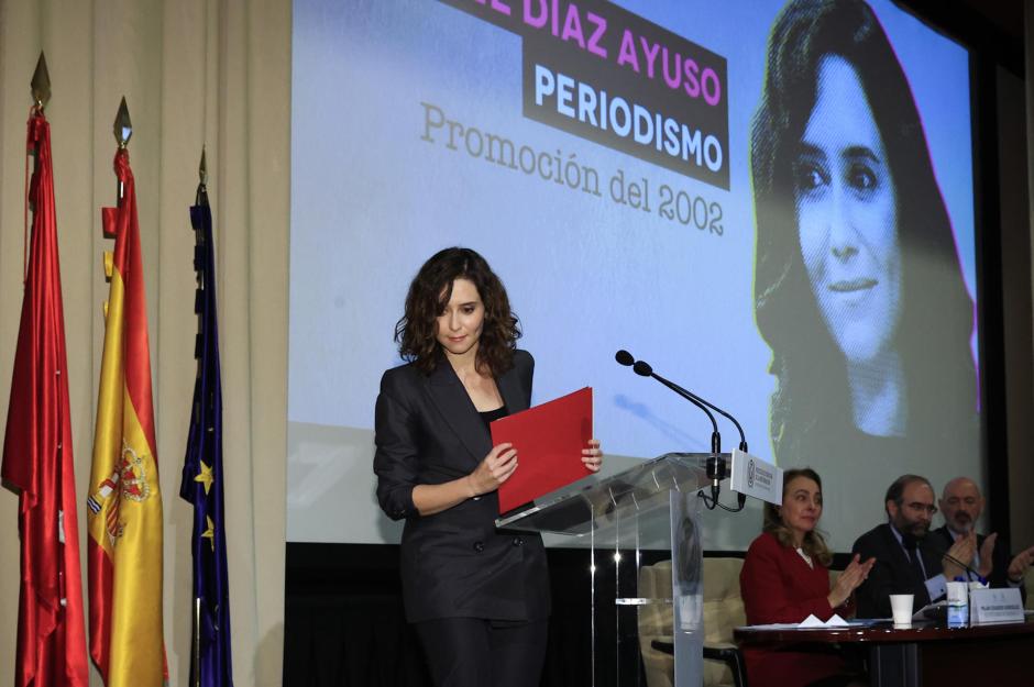 La presidenta de la Comunidad de Madrid, Isabel Díaz Ayuso, tras recibir la distinción como "Alumni UCM Ilustre"