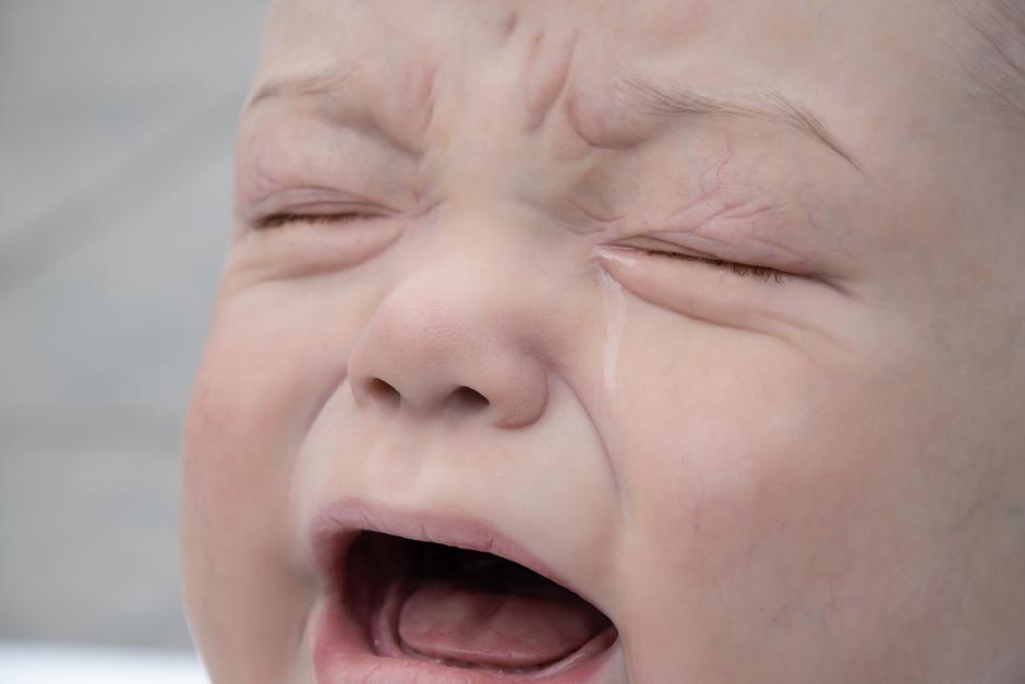 En la plaza de Santa Isabel, frente al Museo Reina Sofía han instalado un enorme bebé que llorará hasta que consigan una ley que proteja la lactancia materna