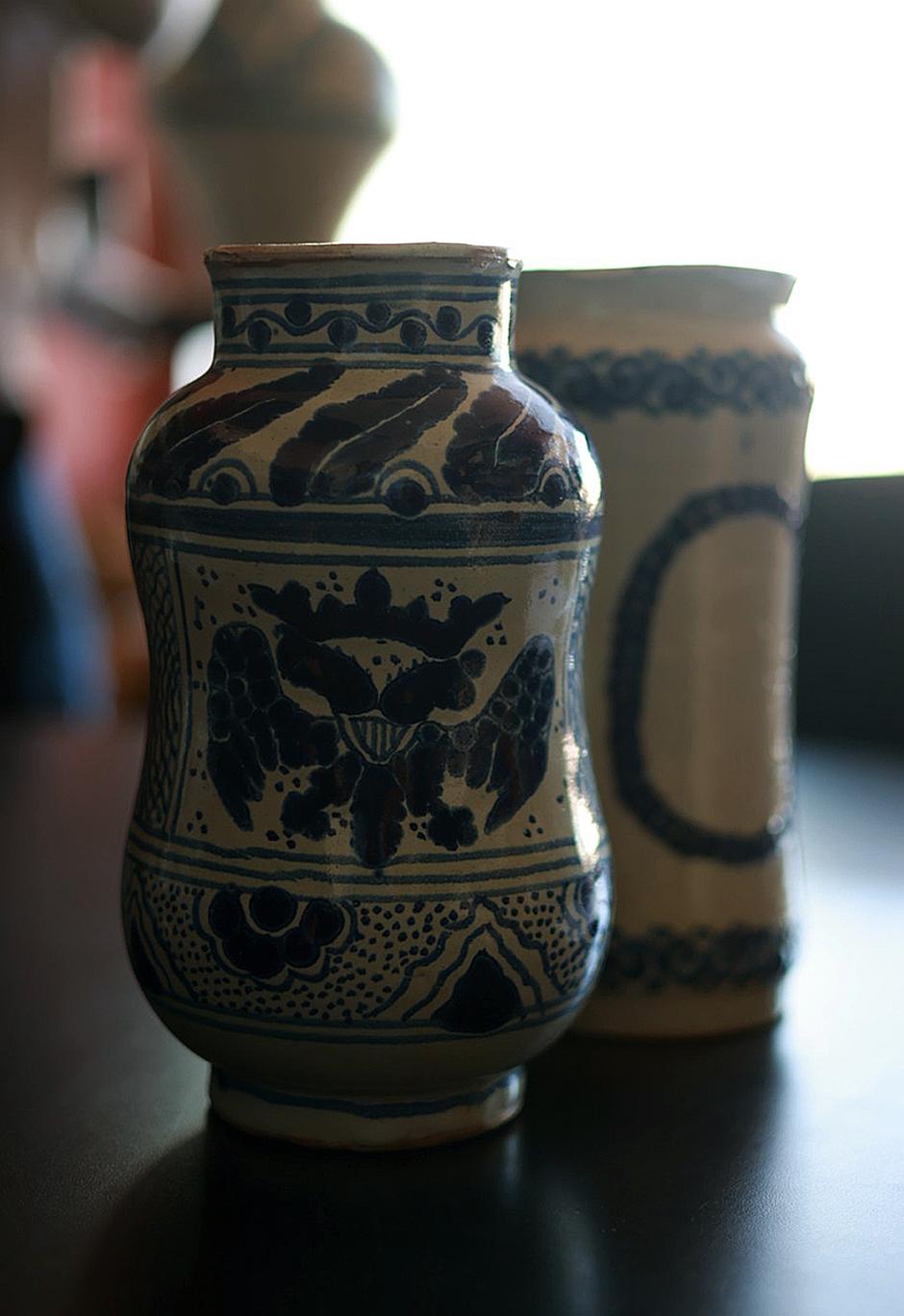 Dos de albarelos de cerámica recuperados