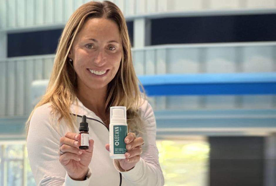 Gemma Mengual con productos de su tienda
