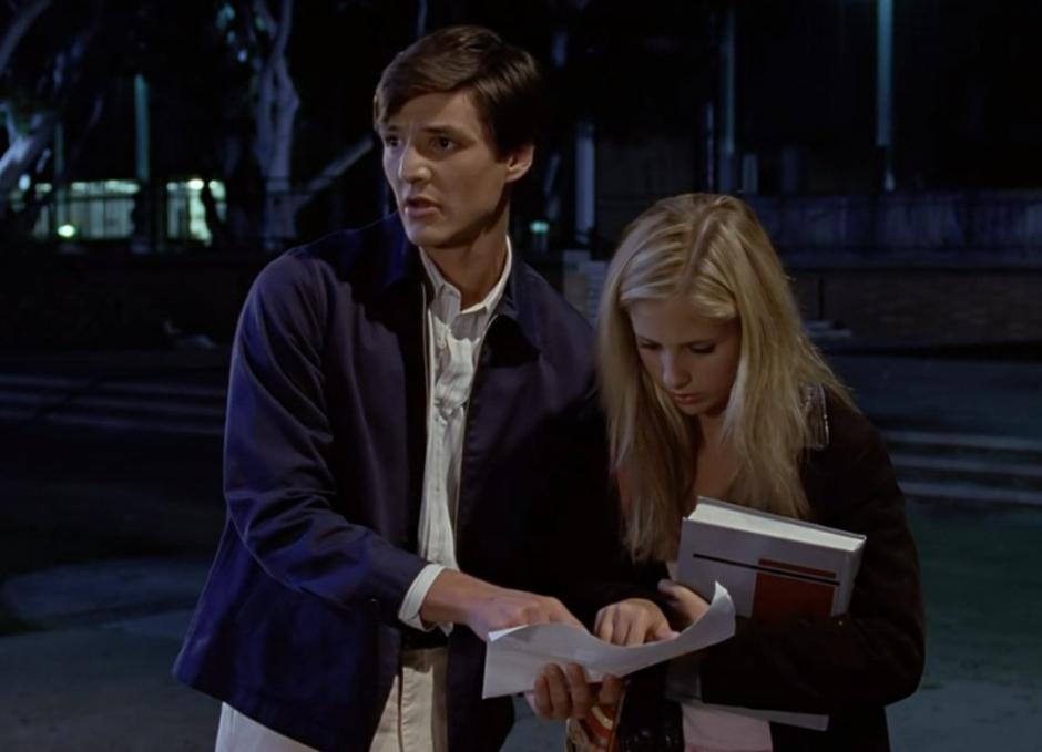 Pedro Pascal y Sarah Michelle Gellar en el primer capítulo de la cuarta temporada de Buffy Cazavampiros