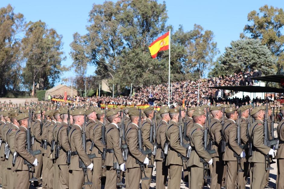 Imagen de la multitudinaria jura de bandera en Cáceres