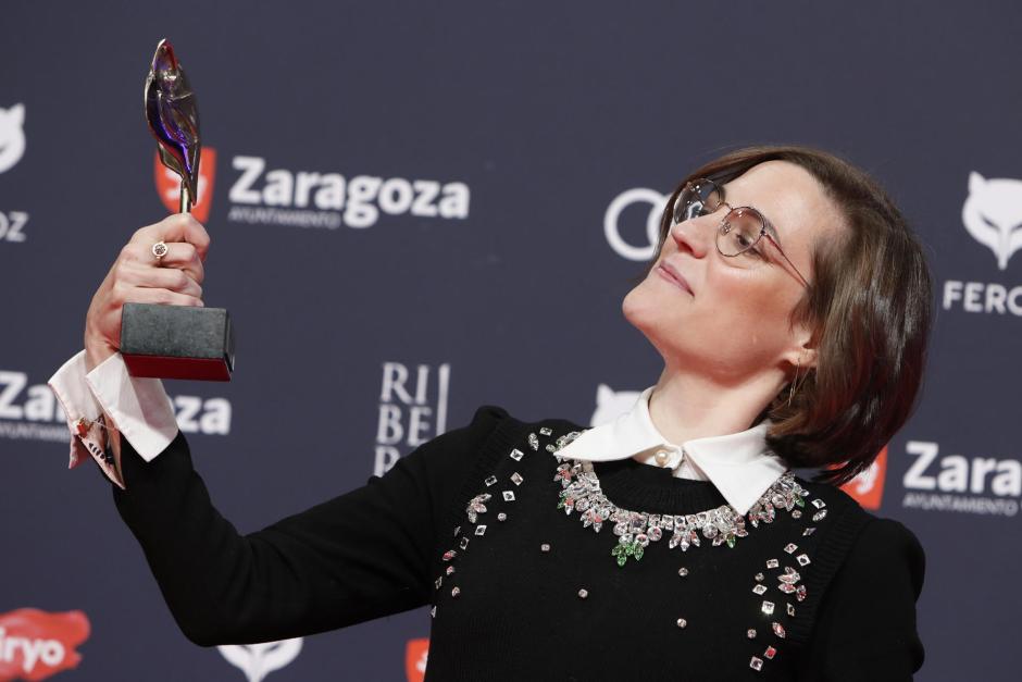Carla Simón tras recibir el premio a mejor dirección por su trabajo en Alcarrás, en la ceremonia de entrega de la décima edición de los Premios Feroz