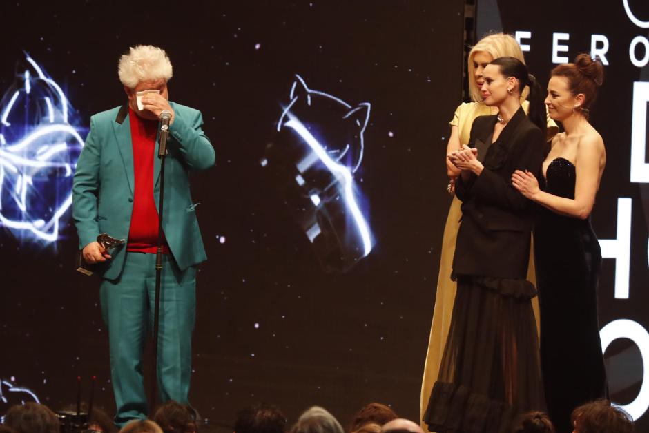 El director Pedro Almodóvar se emociona al recibir el Feroz de Honor en la ceremonia de entrega de la décima edición de los Premios Feroz