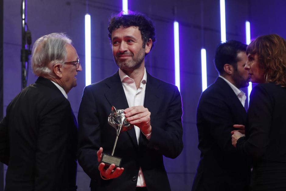 El realizador Rodrigo Sorogoyen recibe el premio a mejor película dramática por "As Bestas", en la ceremonia de entrega de la décima edición de los Premios Feroz