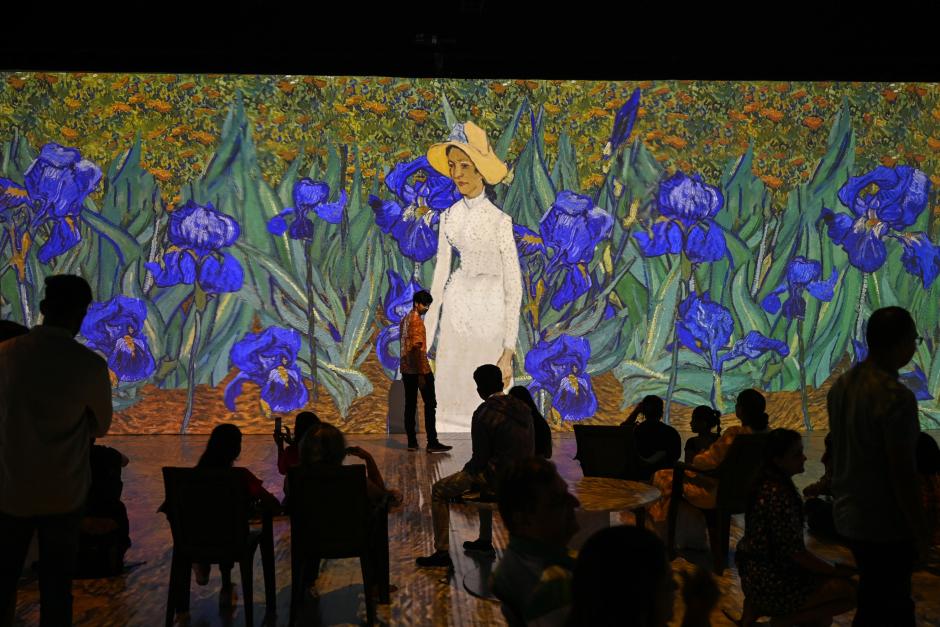 Espectadores en la exposición 'Van Gogh 360º' de Bombay