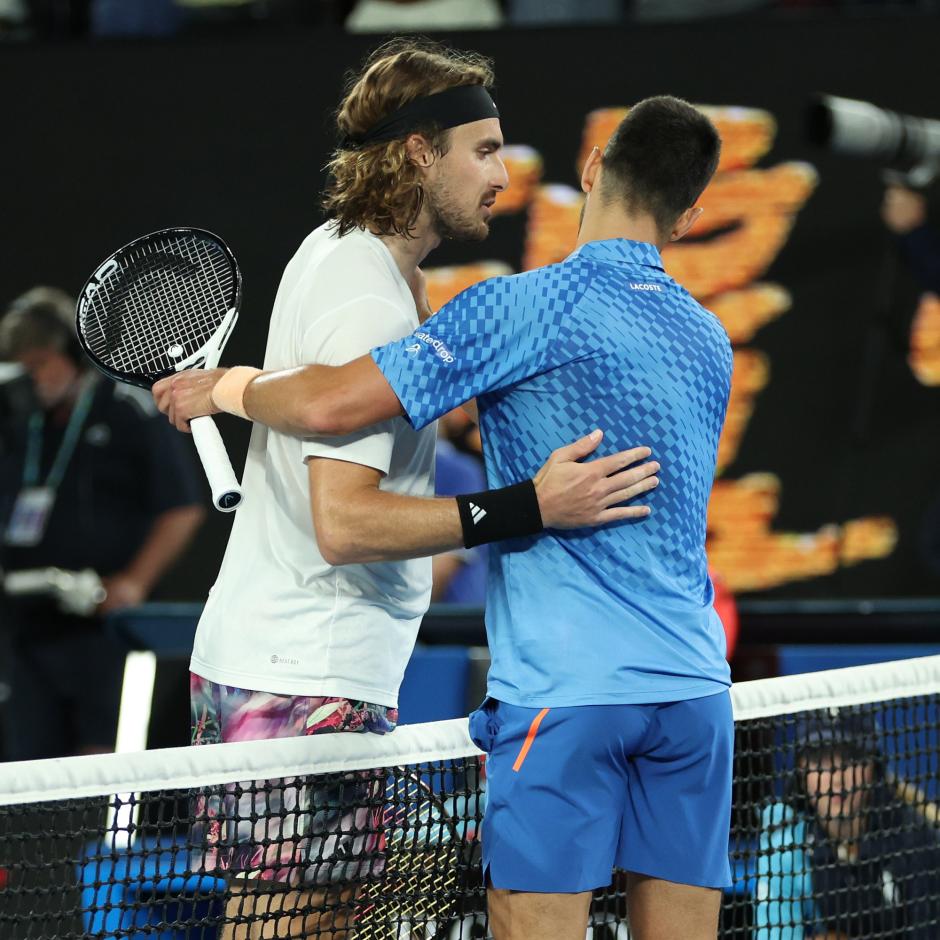 Djokovic y Tsitsipas se dan la enhorabuena tras finalizar el partido