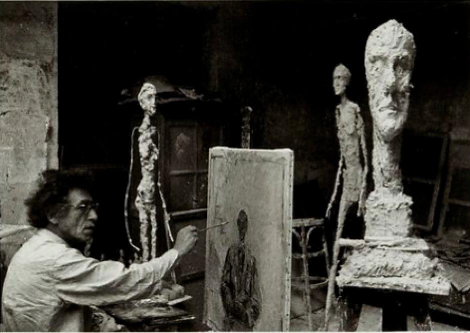 Giacometti pinta en su estudio