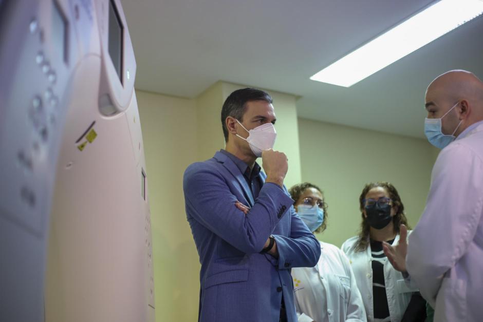 El presidente del Gobierno, Pedro Sánchez, escucha las explicaciones sobre el nuevo TAC del Hospital Universitario de La Palma, financiado por el Ministerio de Sanidad, durante su visita este sábado. EFE/Luis G Morera