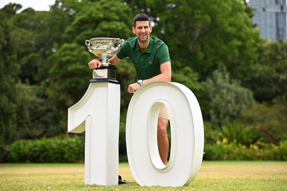 Djokovic posa con su décimo entorchado del Open de Australia