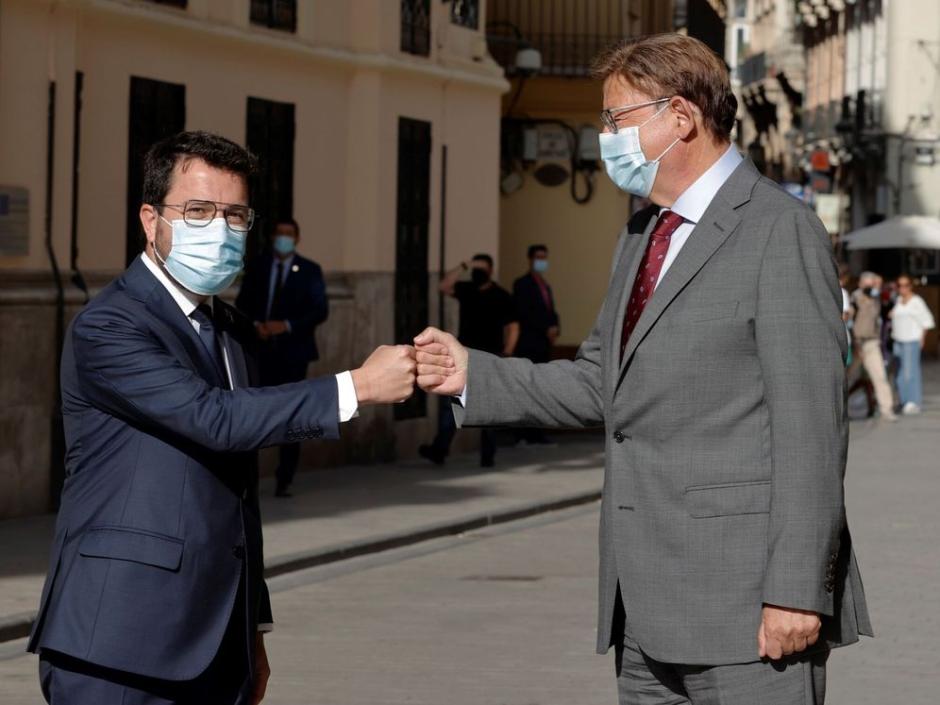El presidente de la Comunidad Valenciana, Ximo Puig, y el de la Generalitat de Cataluña, Pere Aragonés, se saludan en Valencia.