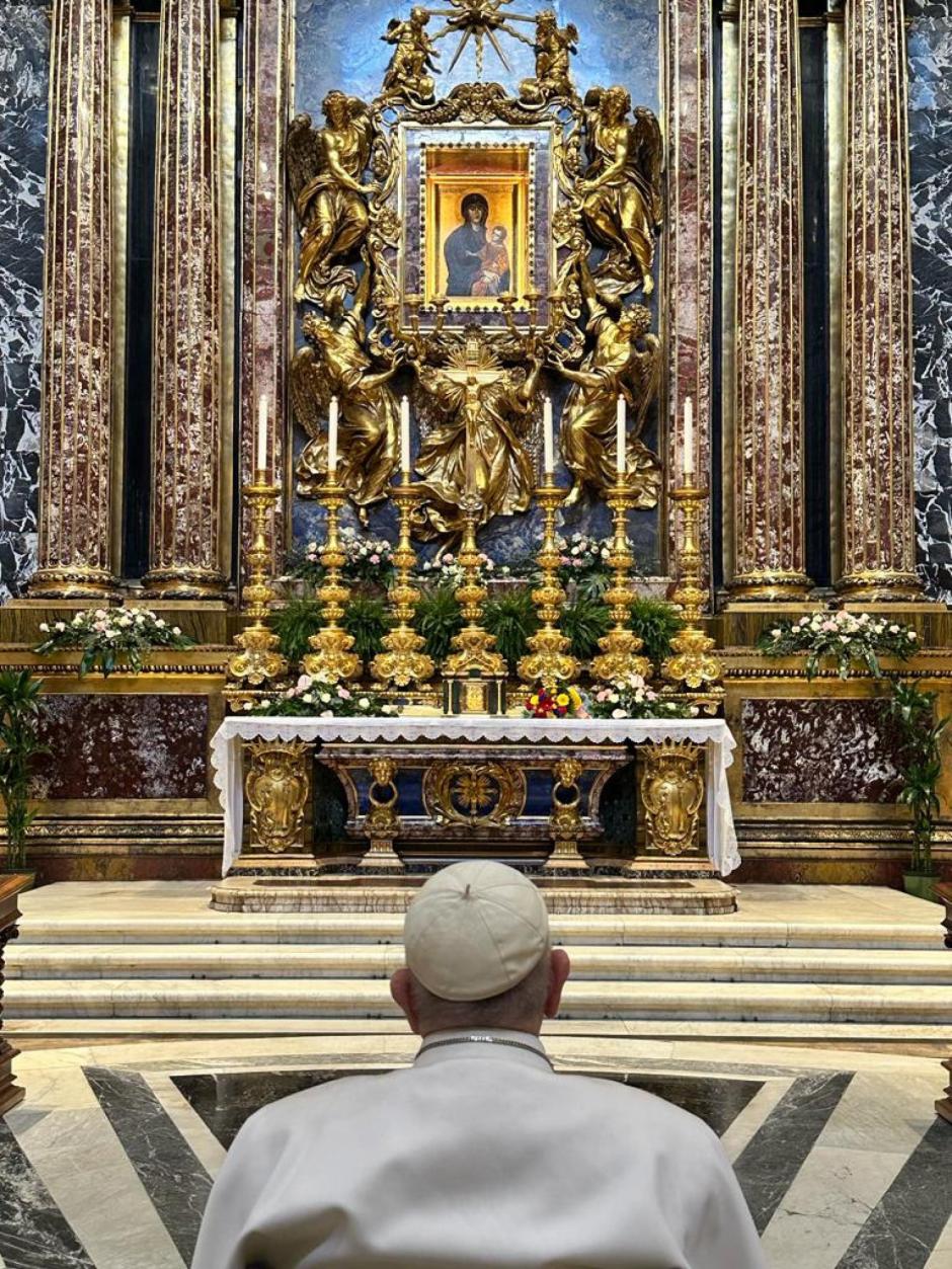 El Papa orando, como antes de cada viaje, ante la Virgen Salus Populi Romani