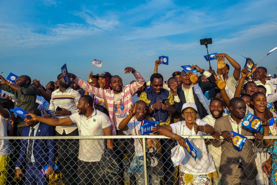 Kinshasa (Congo, The Democratic Republic Of The), 01/02/2023.- Attendees gather ahead of the arrival of Pope Francis for the mass at the N'Dolo Airport in Kinshasa, Democratic Republic of Congo (DRC), 01 February 2023. (Papa) EFE/EPA/Elena Caputo
