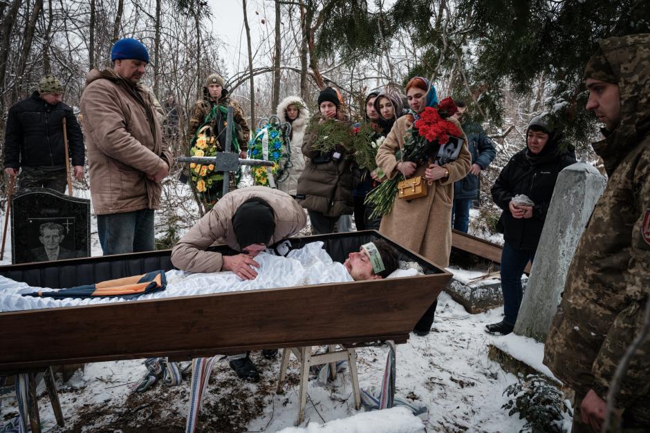 Natalia Shalashnaya (C) lamenta el ataúd del difunto militar ucraniano del batallón Azov muerto en acción en Bajmut