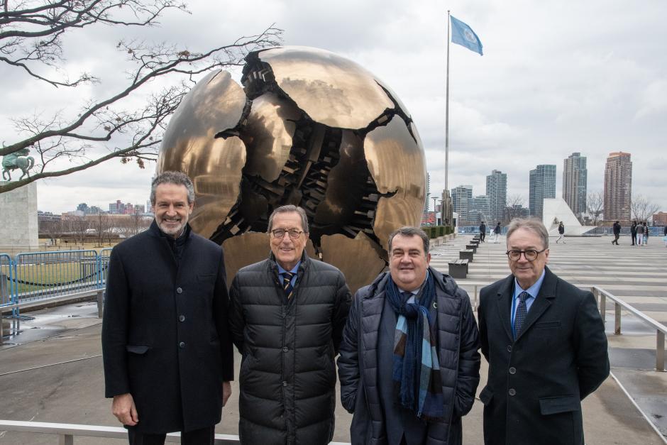 Andrés Conde, Antonio Vila, Ernesto Gasco y Marc Simón (de izquierda a derecga) frente a la sede de la ONU