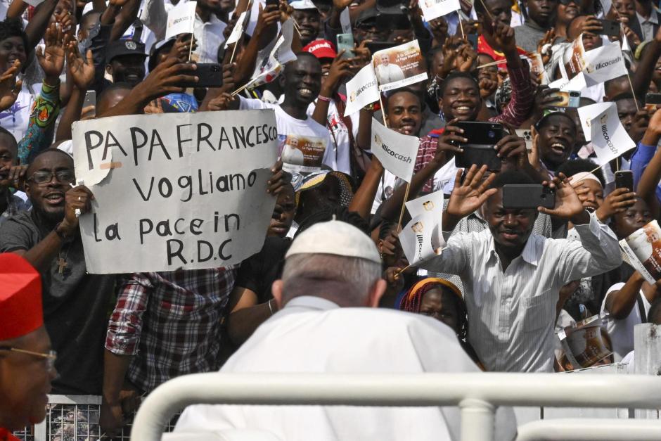 El Papa Francisco saluda a jóvenes congoleños con pancartas por la paz