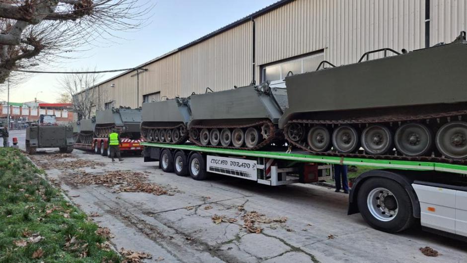 Vehículos de transporte de tropas blindados TOAS  q están saliendo desde Segovia ahora mismo para embarcar en Bilbao rumbo a Ucrania